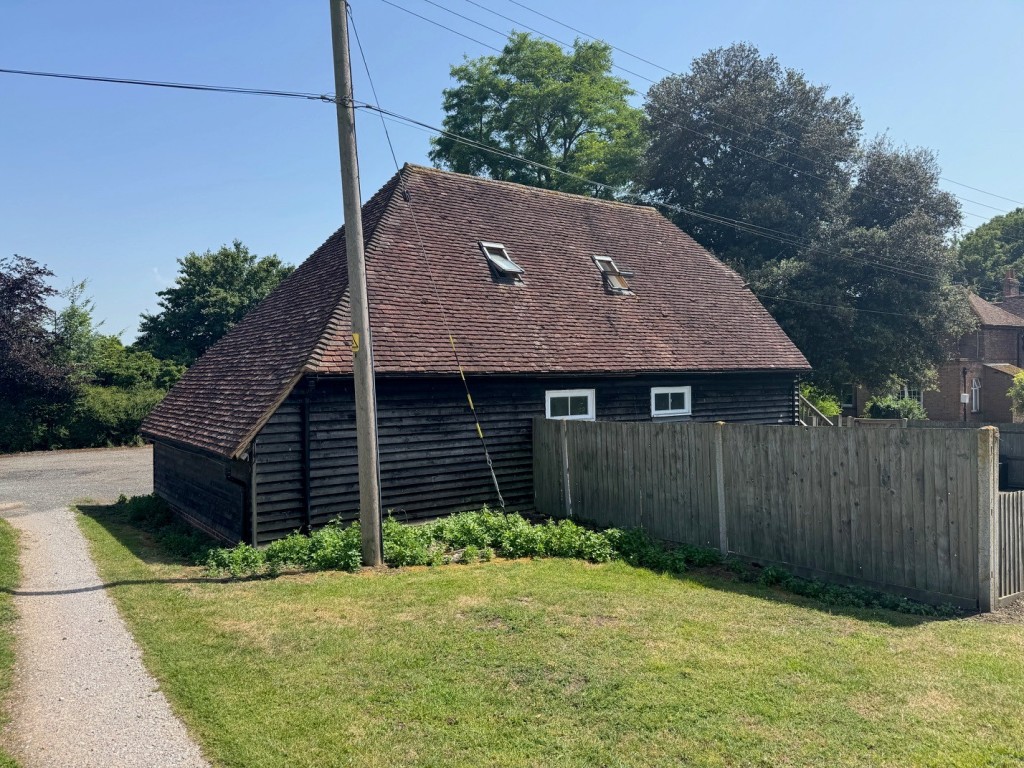 Lot: 144 - FREEHOLD DETACHED PERIOD FARMHOUSE, STUDIO APARTMENT OVER QUADRUPLE GARAGE - RESIDENTIAL INVESTMENT - Rear of garage building